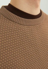 Jack & Jones JJEATLAS CREW NECK - Maglione - otter