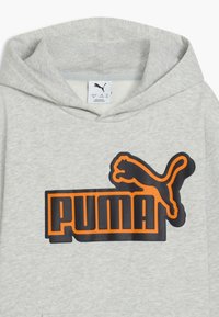 Grauer Kapuzensweatshirt mit einem auffälligen schwarzen und orangefarbenen "PUMA"-Logo und einer hüpfenden Puma-Grafik. Der Stoff wirkt weich mit einer Fleece-Textur.