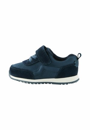 Zapatilla infantil de color azul marino con tira de Velcro, detalle de cordones, suela blanca y parte superior de tela texturizada, mostrada de lado sobre un fondo blanco.