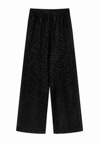 Czarne spodnie typu cropped o fakturze w panterkę. Elastyczny pas w talii i gładkie czarne boczne akcenty. Lekka tkanina o delikatnym połysku.