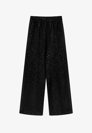 Sorte cropped bukser med leopardmønstret tekstur. Elastisk linning og glatte sorte sideaccenter. Letvægtsstof med blød glans.