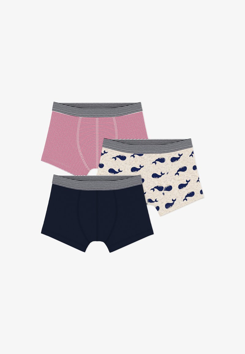 Trijų porų berniukų bokserinės trumpikės: vienos raudonos dryžuotos, vienos tamsiai mėlynos vientisos ir vienos kreminės su tamsiai mėlyna banginių raštu. Pilkai dryžuotos elastinės juostos juosmenyje.