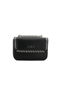 Borsa a mano in pelle nera con grommet in argento e tracolla a catena. Forma rettangolare con chiusura a patta e logo in rilievo. Superficie testurizzata.