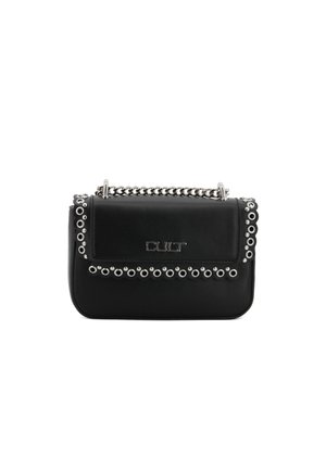 Borsa a mano in pelle nera con grommet in argento e tracolla a catena. Forma rettangolare con chiusura a patta e logo in rilievo. Superficie testurizzata.
