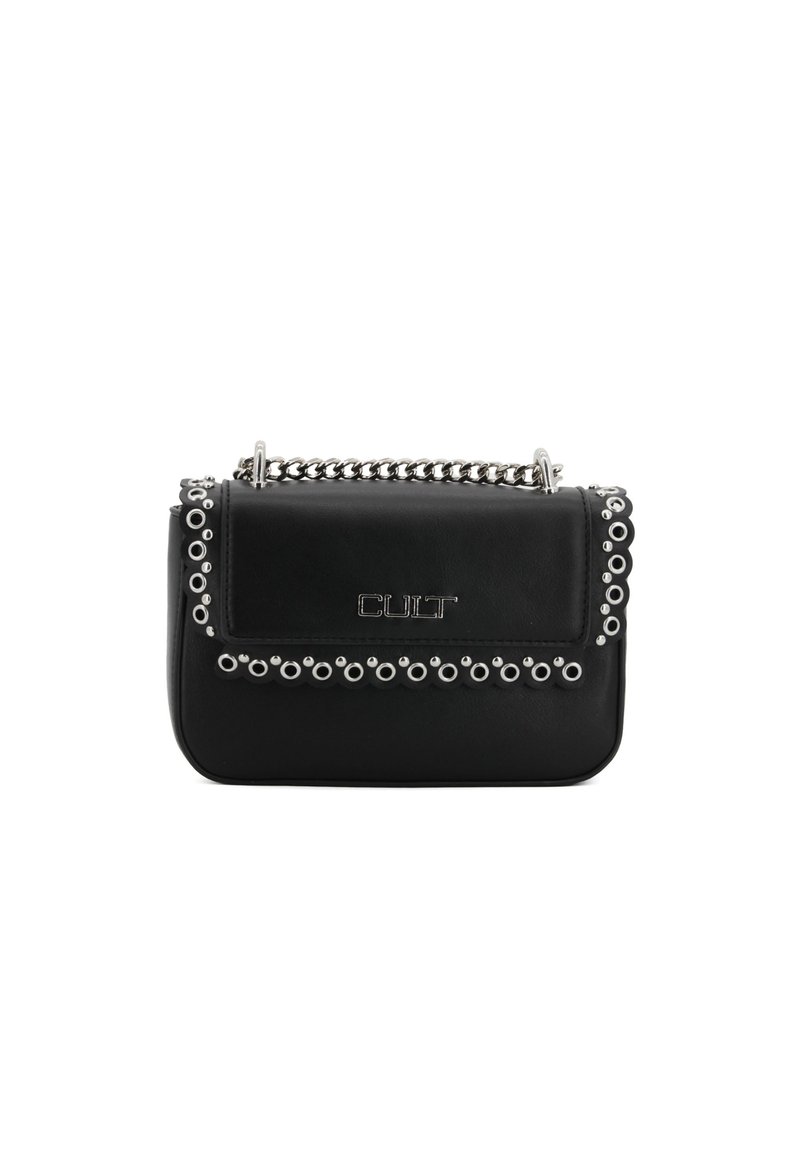 Borsa a mano in pelle nera con grommet in argento e tracolla a catena. Forma rettangolare con chiusura a patta e logo in rilievo. Superficie testurizzata.
