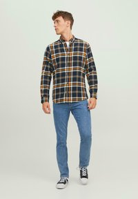 Jack & Jones JJECLASSIC AUTUMN CHECK SHIRT - Camicia - desert sun