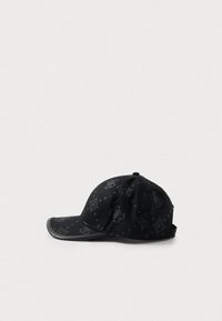 Boné de basebol preto com uma textura suave, apresentando um padrão discreto de logótipos e pontos cinzentos. Visor curvado e tira ajustável na parte de trás.