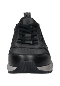 Sneaker en cuir noir avec des lacets noirs, orteil perforé et semelle extérieure grise. Présente un onglet de talon à motif et un accent métallique sur les lacets.