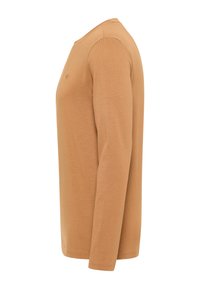 Langärmliges Hemd in einem warmen Braunton. Hergestellt aus weichem Stoff mit glatter Textur. Verfügt über ein schlichtes Design und einen runden Ausschnitt.