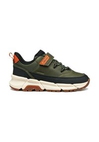 Zielone sneakersy z czarnymi akcentami, z fakturowaną cholewką, pomarańczowym paskiem i masywną białą podeszwą. Widoczna marka Geox na pasku.