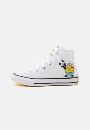 Weißer High-Top-Sneaker mit weißen Schnürsenkeln und einer kleinen gelben Minion-Figur an der Seite nahe der Ferse bedruckt.
