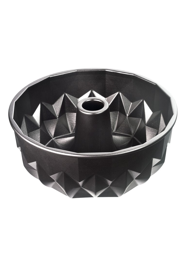 Dunkelgraue Metall-Bundt-Kuchenform mit geometrischen dreieckigen Mustern und einem zentralen hohlen Rohr, vor einem weißen Hintergrund abgebildet.