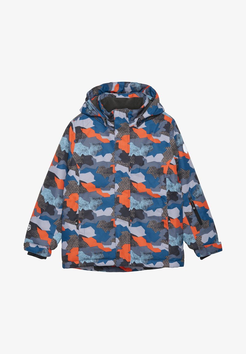 Χρωματιστό καμουφλάζ μπουφάν με μπλε, πορτοκαλί και γκρι μοτίβα, κουκούλα και τσέπες με φερμουάρ· κατασκευασμένο από ελαφρύ, αδιάβροχο υλικό.
