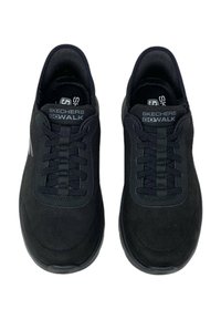 Scarpe Skechers Go Walk nere con finitura scamosciata, lacci elastici, collo imbottito e design a punta rotonda. Costruzione leggera e flessibile.