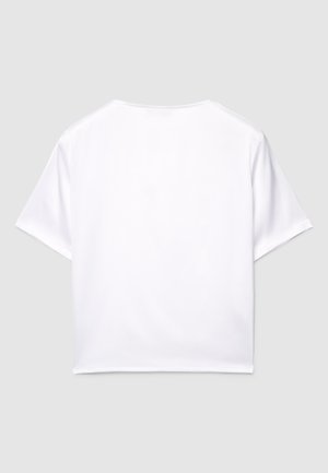 T-shirt bianca corta con maniche corte. Texture liscia, scollo rotondo e design semplice senza decorazioni o motivi.