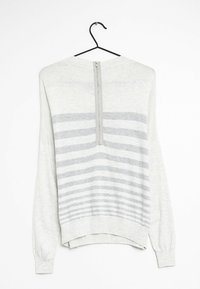 Jasnoszary sweter z pionowymi paskami, z zapięciem na plecach, ściągaczami na końcach rękawów i lekko skróconym dołem.