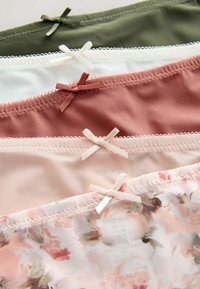 Set de cinci perechi de lenjerie intimă în culori variate: verde măsliniu, alb, roz trandafiriu, roz pal și imprimeu floral, fiecare ornate cu fundașe din satin.