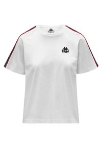 Camiseta de algodón blanca con cuello redondo, mangas cortas, logo de Kappa en negro en el pecho y detalles de rayas rojas y negras en las mangas.