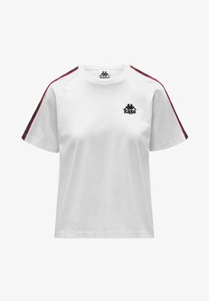 Camiseta de algodón blanca con cuello redondo, mangas cortas, logo de Kappa en negro en el pecho y detalles de rayas rojas y negras en las mangas.