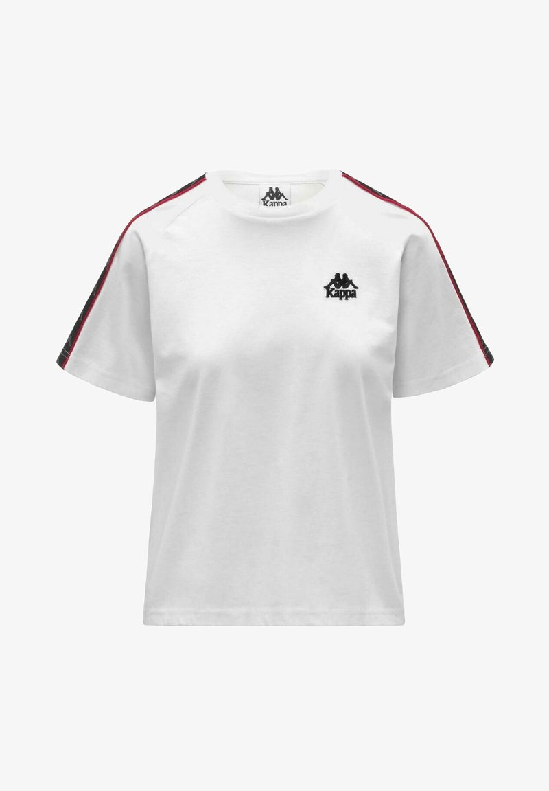 Camiseta de algodón blanca con cuello redondo, mangas cortas, logo de Kappa en negro en el pecho y detalles de rayas rojas y negras en las mangas.