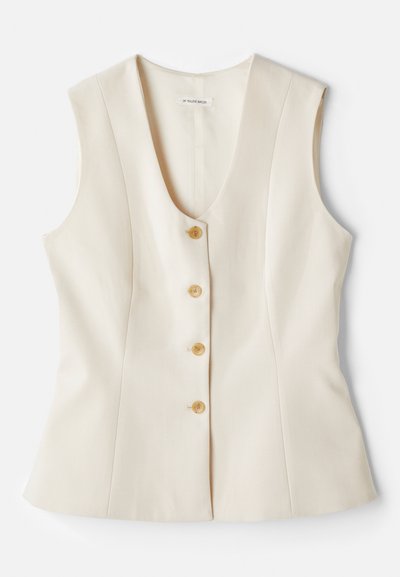 Ärmelloses, beige Top mit V-Ausschnitt und fünf Knöpfen entlang der Vorderseite, taillierte Passform und glatte Textur. Leichtes Material. Keine Muster.