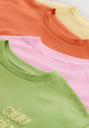 Patru tricouri suprapuse, cu culori pastelate: verde, roz, portocaliu și galben. Material moale din bumbac cu design cu guler rotund; cusături vizibile.