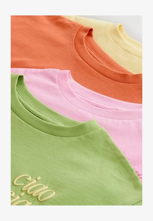 Fire T-shirts stablet, med pastelfarver: grøn, pink, orange og gul. Blødt bomuldsstof med rund halsudskæring; synlige sømme.