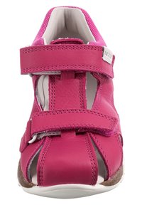 Różowy skórzany sandał z odkrytymi palcami i paskami na rzepy. Posiada fakturowaną cholewkę, przeszycia dekoracyjne oraz gumową, elastyczną podeszwę.