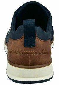 Vīriešu sporta apavi ar tumši zilu sintētisko augšdaļu un brūnu ādas papēdi, ar teksturētu dizainu un polsterētiem apkaklītē sēdvietām ērtībai. Balta zole.