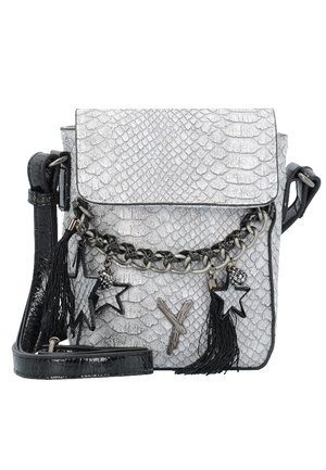 Kleine Umhängetasche mit weißer Schlangenhautstruktur, schwarzem verstellbarem Riemen, silberner Kette, Sternanhängern und schwarzen Quasten auf der Vorderklappe.