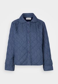 Gequilted jas in donkerblauw met verticale witte strepen, voorzien van een kraag, zeven knopen en manchet sleeves.
