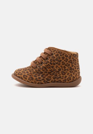 Chaussure marron pour tout-petit avec imprimé léopard, texture en daim, lacets à l'avant et semelle en caoutchouc, vue de côté sur fond blanc.
