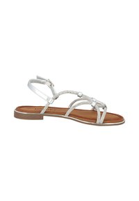 Srebrne płaskie sandały z dekoracyjnymi paskami, z gładką brązową wkładką i niskim, stożkowym obcasem. Zapięcie na klamrę w okolicy kostki.