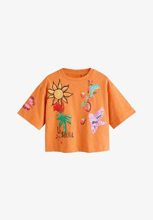 Oranje T-shirt met korte mouwen met kleurrijke zon, palmboom, aardbeien, dolfijn, vogel, vlinder en de tekst "Le Soleil" op de voorkant en mouw.