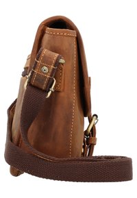Borsa a tracolla in pelle marrone con finitura texture, tracolla in tessuto regolabile e accessori in ottone. Vista laterale che mette in evidenza la forma compatta.