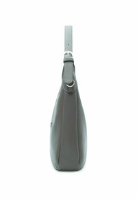 Sac à main en cuir gris avec une surface texturée, une longue bandoulière réglable et un profil mince. Présente un accent en métal circulaire.