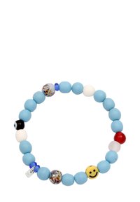Himmelblauer Perlenarmband mit matten Rundperlen, bunten Dekoperlen und einem gelben Smiley-Akzent. Silberne Hardware-Details sind enthalten.