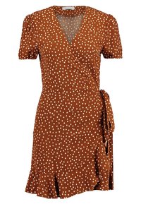 Robe portefeuille couleur rouille avec des pois blancs, manches courtes bouffantes, décolleté en V, nœud à la taille et ourlet volanté. Texture de tissu douce.