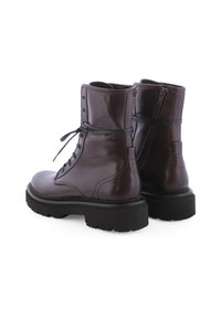 Bottines en cuir marron avec une finition lisse, bout rond, laçage sur le devant, fermeture éclair sur le côté et semelle épaisse en caoutchouc avec un profil texturé.