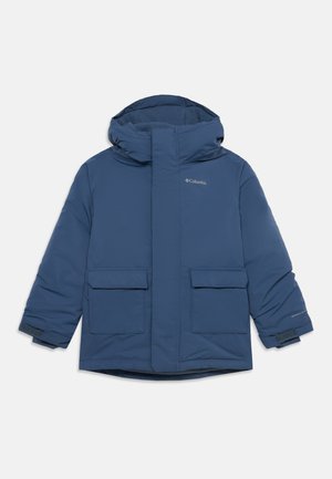 Chaqueta de invierno azul aislada con capucha, bolsillos frontales con solapa y logo de Columbia en el pecho, mostrada sobre fondo blanco.