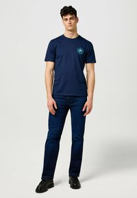 Wrangler SHORT SLEEVE SMALL GRAPHIC TEE - REGULAR FIT - Printtipaita - mottled blue