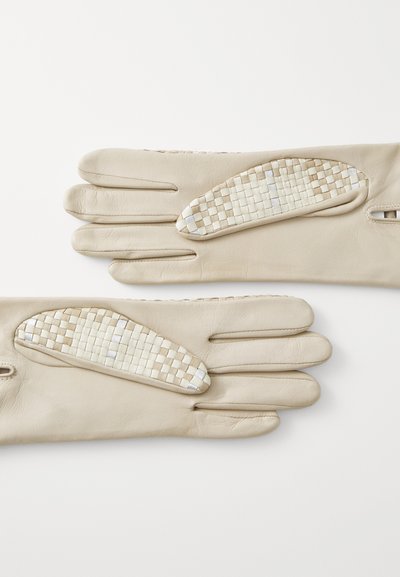 Beige Lederhandschuhe mit gewebten Akzenten in Creme und Silber im Handgelenkbereich, mit einer glatten Textur und strukturiertem Design.