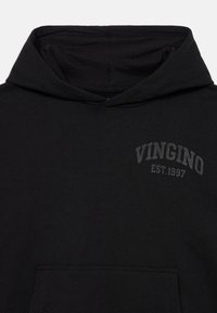 Hoodie noir avec VINGINO EST. 1997 imprimé en gris foncé sur la poitrine et une poche kangourou à l'avant.