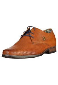 Chaussure habillée pour homme en cuir marron avec l'avant texturé, lacets bleu foncé, coutures décoratives et petit talon en bois.
