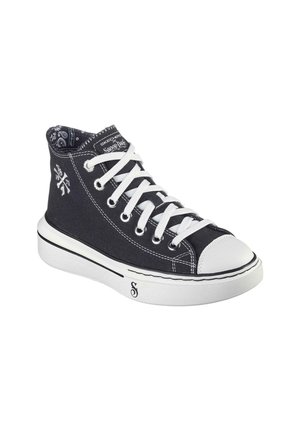 Zapatilla alta de lona negra con cordones blancos y puntera de goma. Presenta una mediasuela blanca y patrones decorativos en el interior del collar.