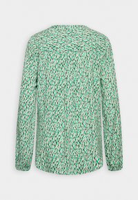 Blouse met lange mouwen met een groen bladpatroon op een lichte achtergrond, met een geplooide achterbies en elastische manchetten.