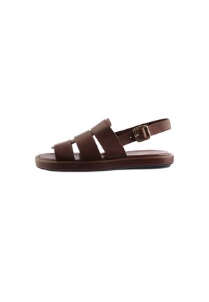 Brązowy skórzany sandał męski z trzema szerokimi paskami, regulowanym paskiem wokół kostki z metalową klamrą i płaską podeszwą.