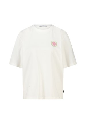Wit T-shirt met korte mouwen, ronde hals en een klein roze bloemmotief met groene tekst op de bovenste linkerborst.