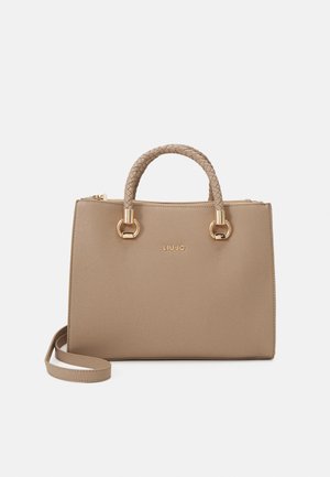 Sac à main synthétique beige avec des poignées tressées, des accessoires en métal doré et une fermeture éclair. Dispose d'une bandoulière réglable et d'un détail de logo.