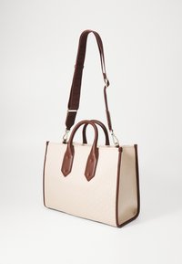 Borsa a tracolla beige con texture e dettagli in pelle marrone scuro, doppi manici e una tracolla rimovibile. Forma rettangolare con hardware dorato.